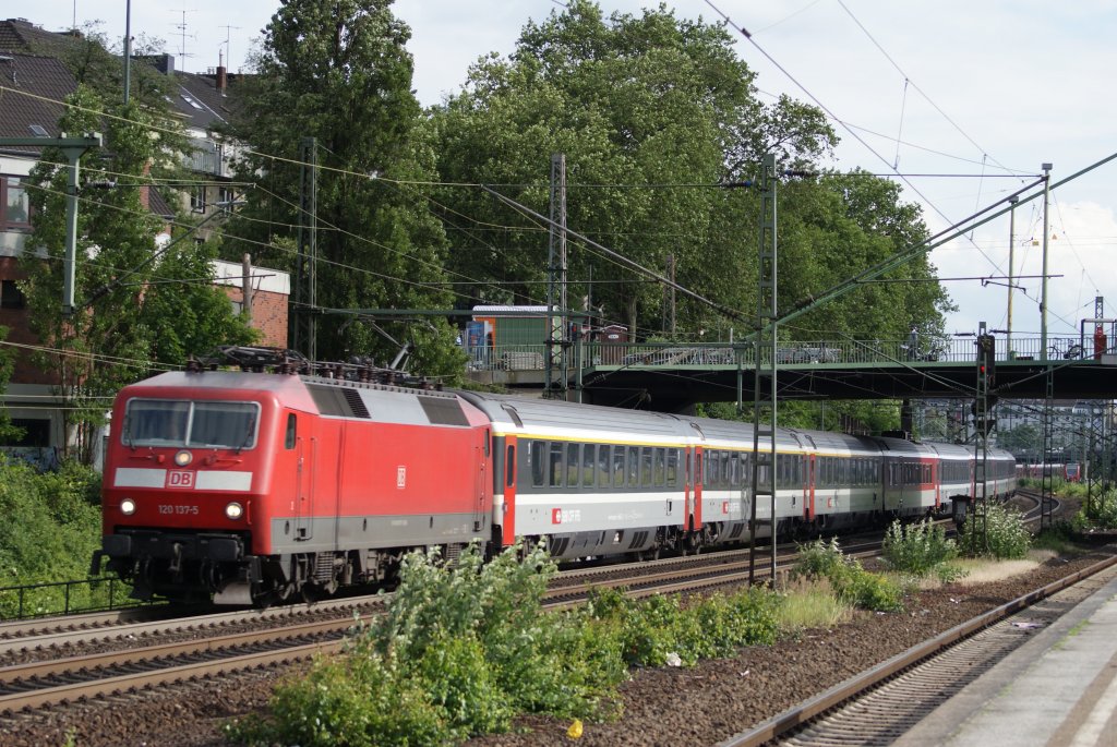 120 137-5 mit einem Eurocity in Dsseldorf Zoo am 21.06.2009