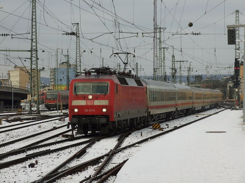 120 137-5 mit IC136 (Emden-Luxembourg) erreicht Koblenz Hbf.17.12.2010