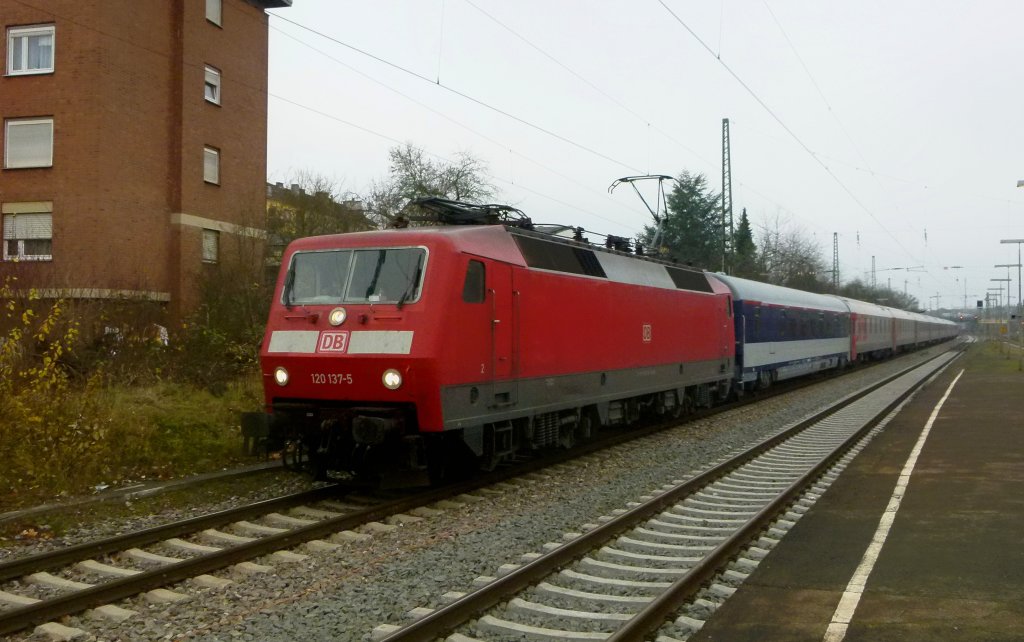 120 137-5 steht mit dem EN 453 Paris Est - Moskva am 28.12.2011 in Saarbrcken Burbach