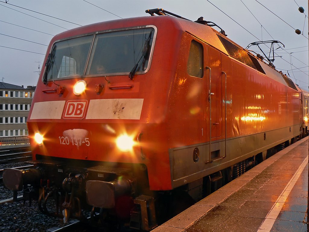 120 137-5 wartet auf Gleis 8 auf Weiterfahrt in Kln Bbf., nachdem sie mit ihrem IC aus Leipzig angekommen ist.