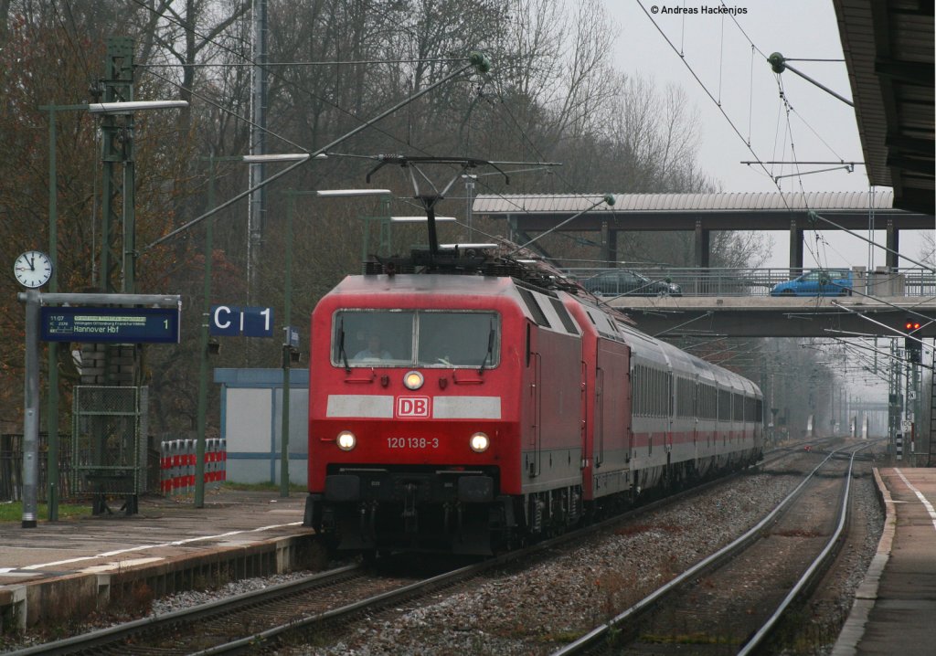120 138-3 und 101 138-6 (defekt) mit dem IC 2370  Schwarzwald  (Konstanz-Karlsruhe Hbf) der Zug fuhr Auf Grund seiner Versp�tung nur bis Karlsruhe, ab dort fuhr Ersatz IC 2800 nach Hannover. Einfahrt Donaueschingen 18.11.10