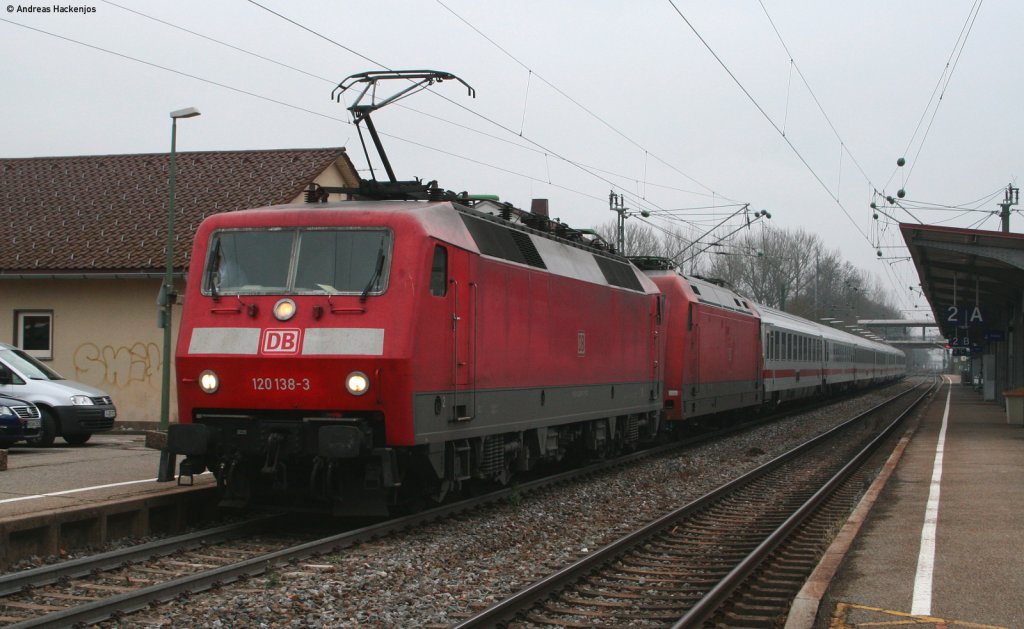 120 138-3 und 101 138-6 (defekt) mit dem IC 2370  Schwarzwald  (Konstanz-Karlsruhe Hbf) der Zug fuhr Auf Grund seiner Versp�tung nur bis Karlsruhe, ab dort fuhr Ersatz IC 2800 nach Hannover. Einfahrt Donaueschingen 18.11.10. Bild entstand vom Bahnsteigende