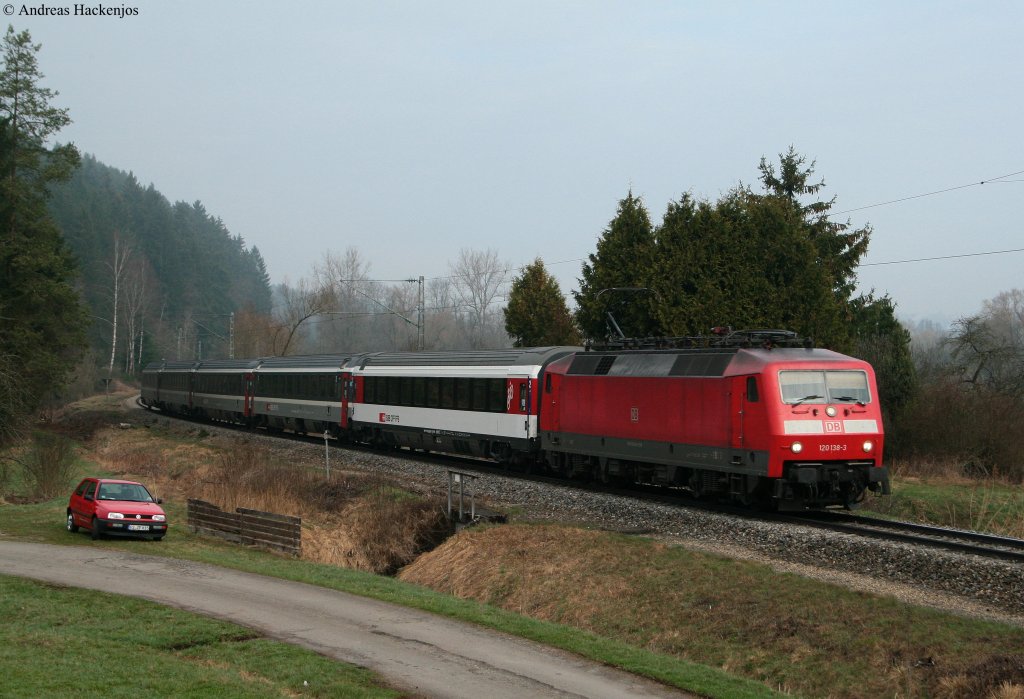 120 138-3 mit dem IC 181 (Frankfurt(Main)Hbf-Zrich HB) bei Neufra 10.4.10