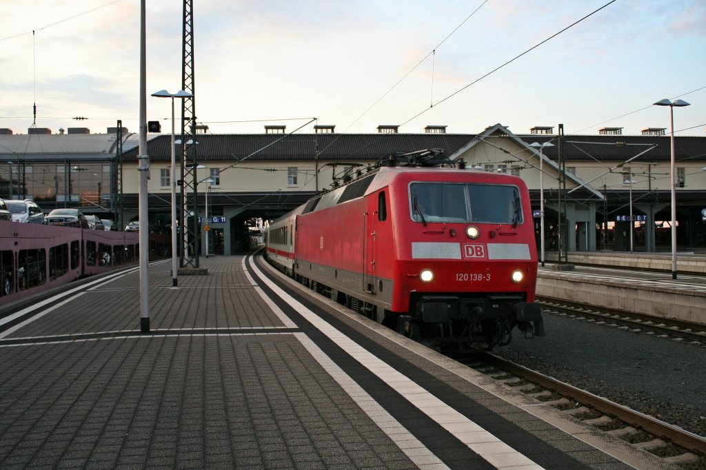120 138-3 mit dem IC 2171 nach Stuttgart am Abend des 05.07.13 bei der Einfahrt in Darmstadt Hbf.