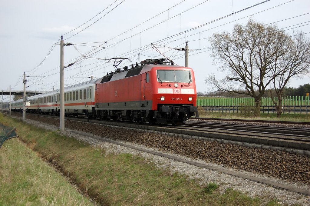 120 138-3 mit einem Intercity zwischen Growudicke und Rathenow. 20.04.2010 
Netten Gru zurck an den Lokfhrer.