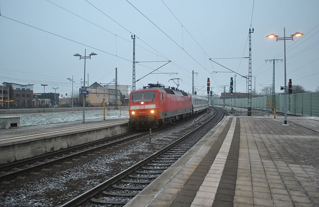 120 138-3, mit IC in Lehrte, am 28.11.2010.