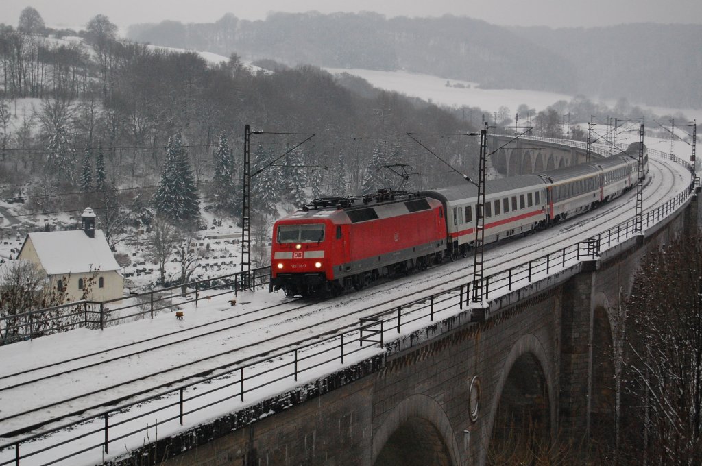 120 138-3 berquerte am 23.12.2010 mit dem 25 mintig versptetem  Starzug  auf der Kbs 430, dem IC 2259 Kln Hbf - Leipzig Hbf, den Bekeviadukt in Altenbeken.
