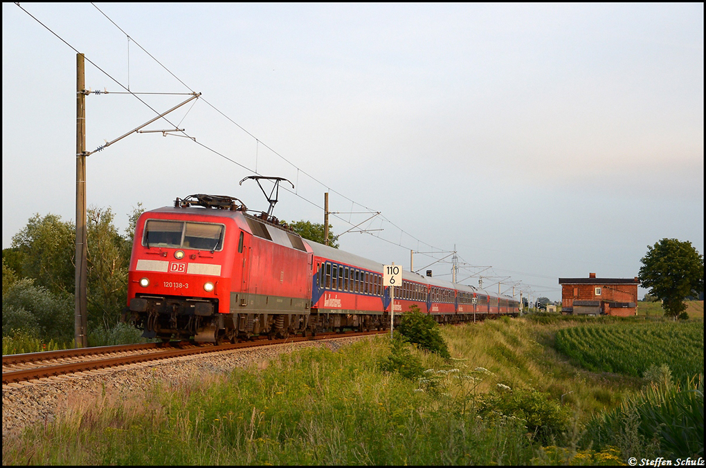 120 138 am 20.07.11 mit Kreuzfahrerzug nach Warnem�nde. Aufgenommen in Gragetopshof