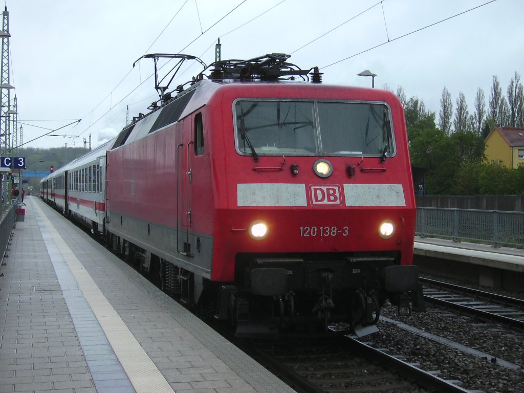 120 138 bespannte am 15.Mai 2010 den Uex 1805 Binz-Kln als Dieser in Bergen/Rgen hielt.
