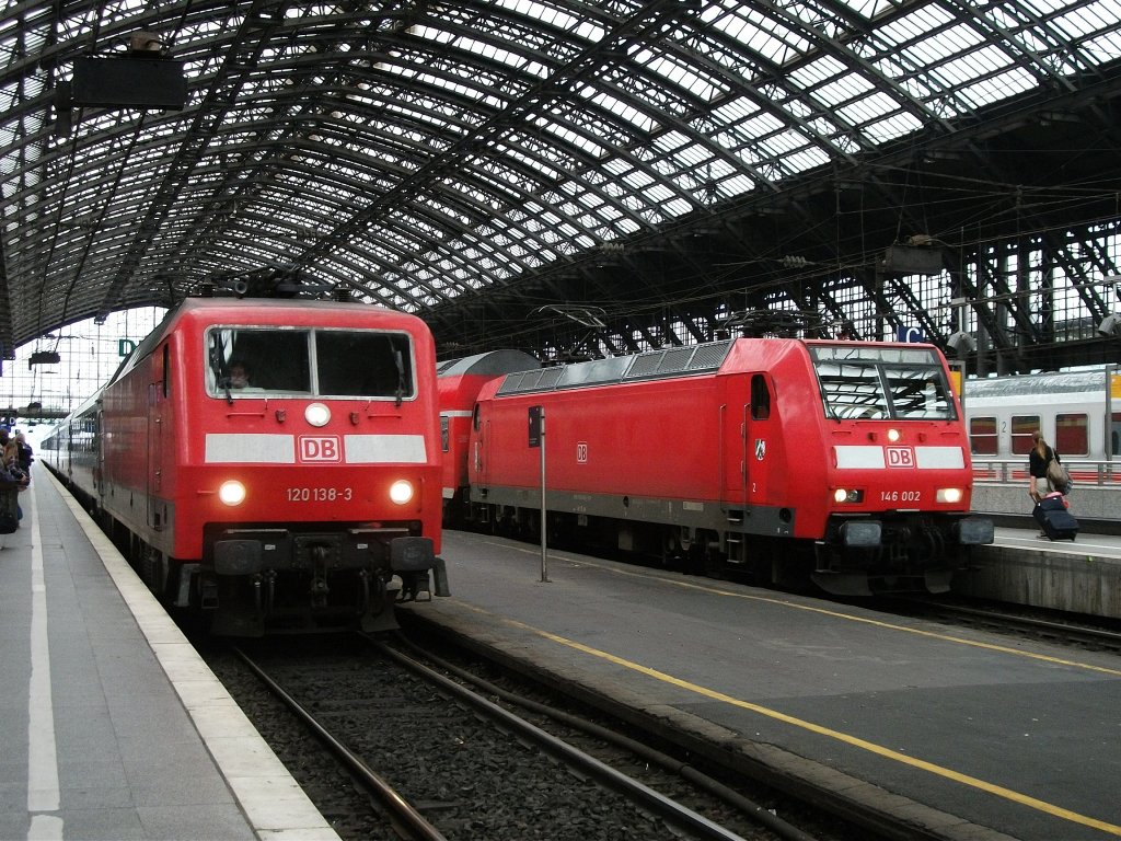 120 138 mit IC 1122 nach Berlin und 146 002 mit einem RE treffen sich am 14.August 2011 im Klner Hbf.