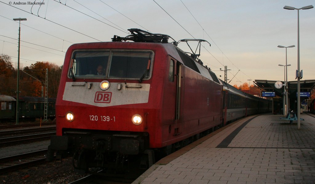 120 139-1 mit dem IC 486 (Zrich HB-Stuttgart Hbf) in Rottweil 27.10.09