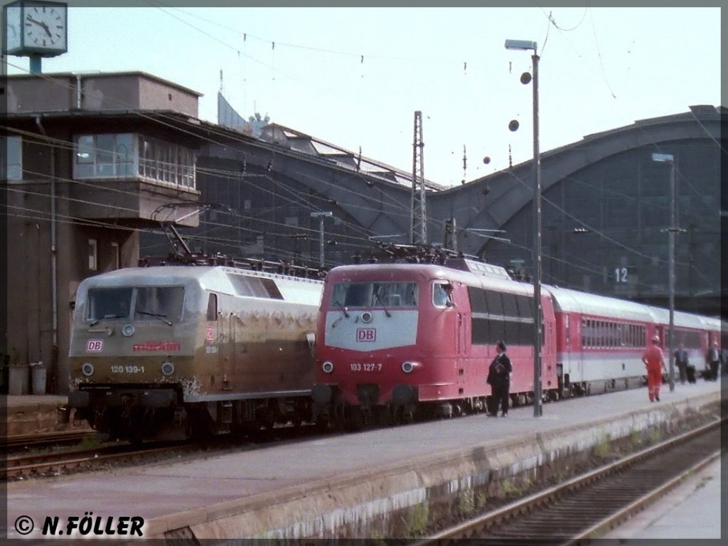 120 139  Mrklin  und 103 127 stehen im September 1997 eintrchtig nebeneinander im Leipziger Hauptbahnhof