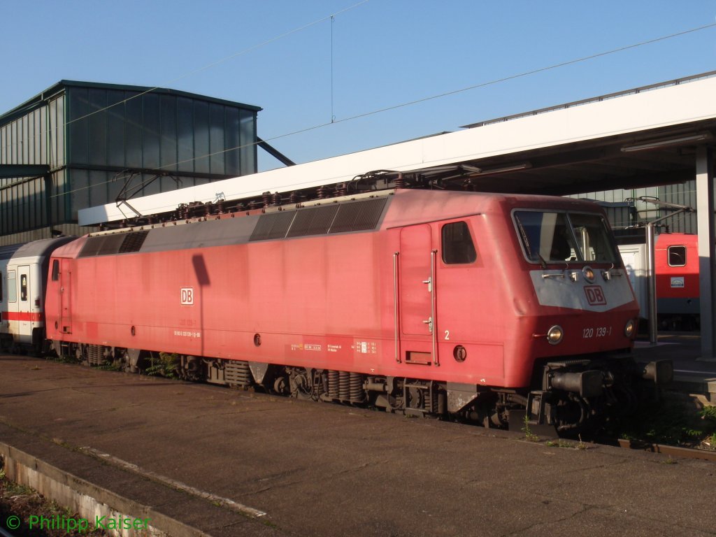 120 139 steht mit ihrem IC am sonnigen 20.10.2009 im Stuttgarter HBF.