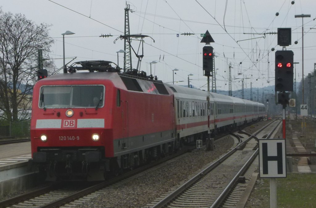 120 140-9 ist mit den IC 2054 Frankfurt (Main) - Saarbrcken am 04.04.2012 in Kaiserslautern