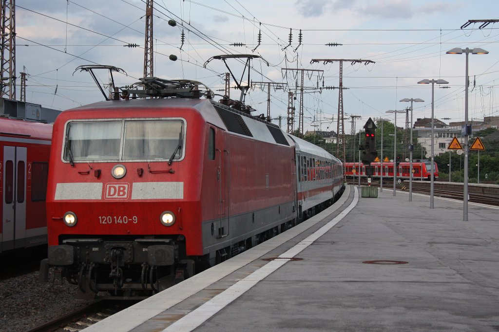 120 140 am 10.6.12 mit einem IC in Essen Hbf.