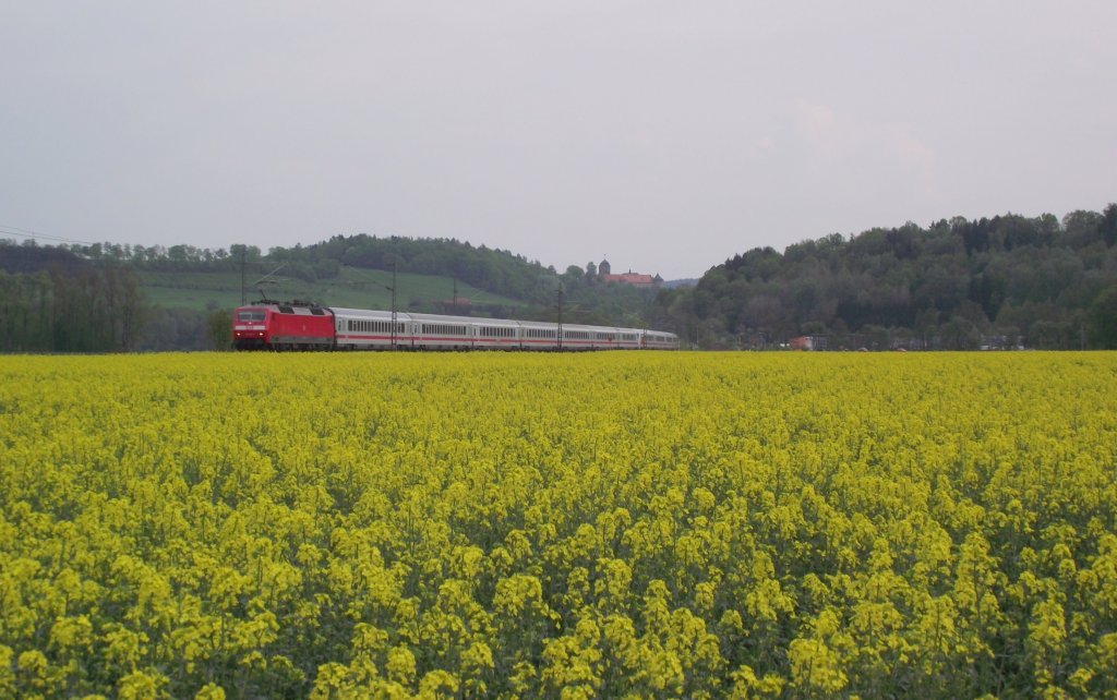 120 140 ist am 29. April 2011 mit IC 2802 bei Kronach unterwegs. Der Zug bestand aus zwei InterCity Garnituren die in der Mitte an den Steuerwagen miteinander vereint waren. An der zweiten Garnitur hing 120 147. Es handelte sich bei den beiden Zgen um die KP Reserven Nrnberg und Stuttgart.