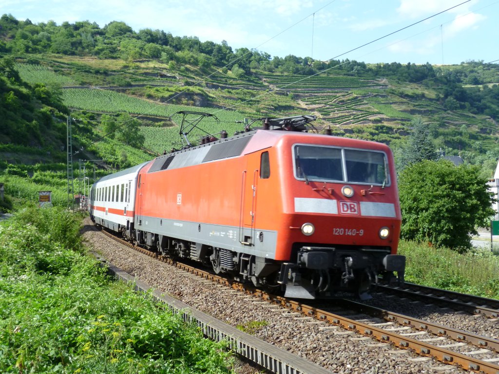 120-140 zieht am 15.7.10 den IC 2011 durch Oberwesel.