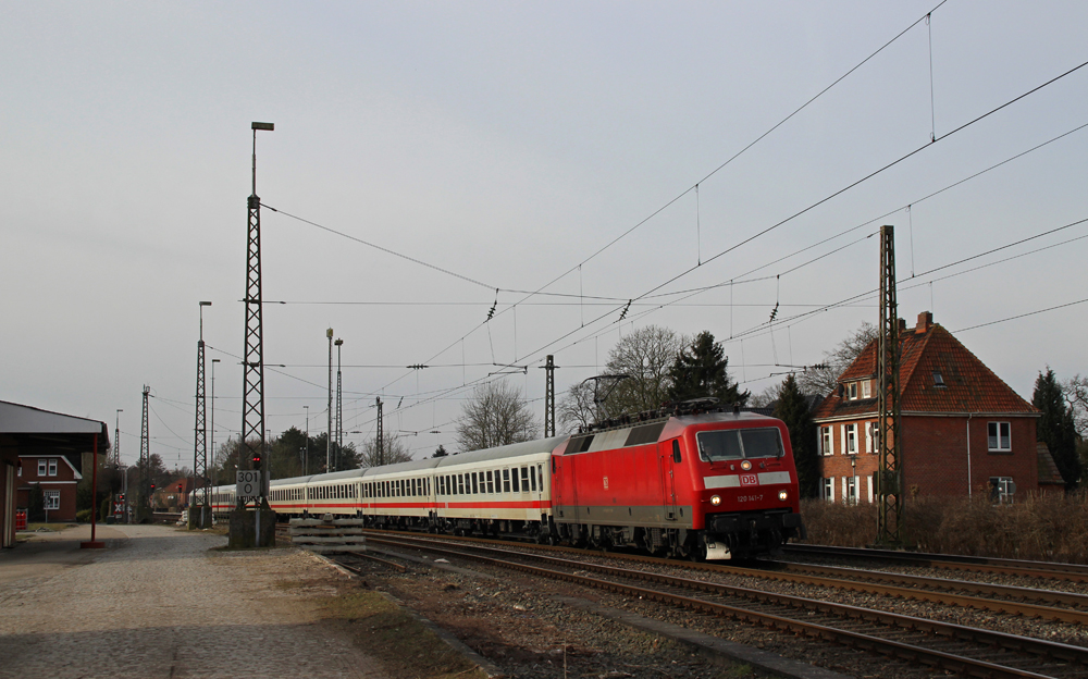 120 141-7 fuhr am 23.03.2013 mit einem IC von Kln nach Norddeich, hier in Aschendorf.