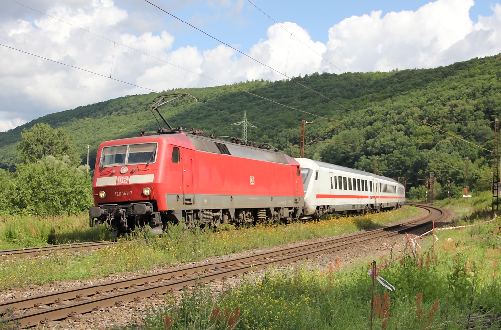 120 141-7 hing am 10.07.2012 als Zuglok an einem IC in sdlicher Richtung. Aufgenommen in Wernfeld. ...