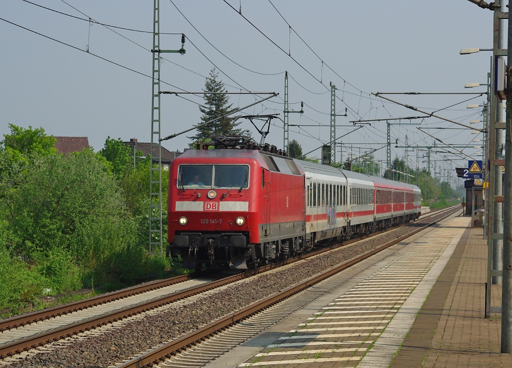 120 141-7 mit einem bunten IC aus Hannover kommend in Richtung Wunstorf. Aufgenommen am 29.04.2011 in Dedensen-Gmmer.