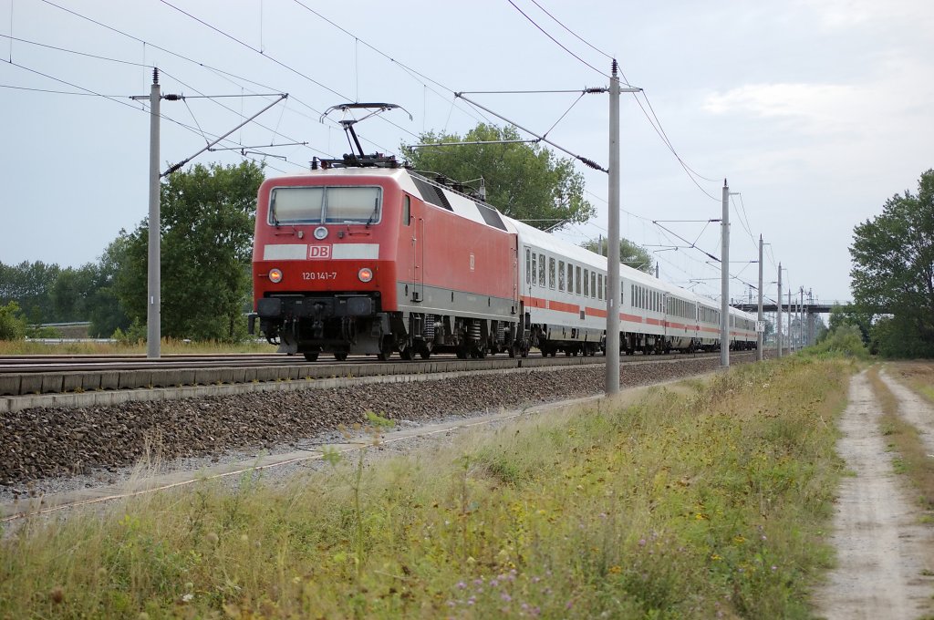 120 141-7 schiebt den IC 1929 nach K�ln Hbf. 22.08.2010