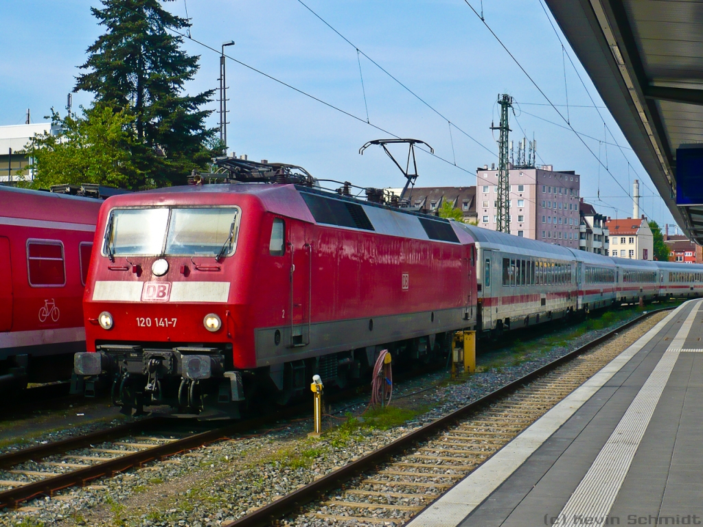 120 141-7 wartet auf den letzten Gleisen des Nürnberger Hauptbahnhofs mit einigen IC-Wagen der Bauart Apmz vermutlich als Knotenpunktreserve auf Einsätze als ICE-Ersatz. (08.05.2010)