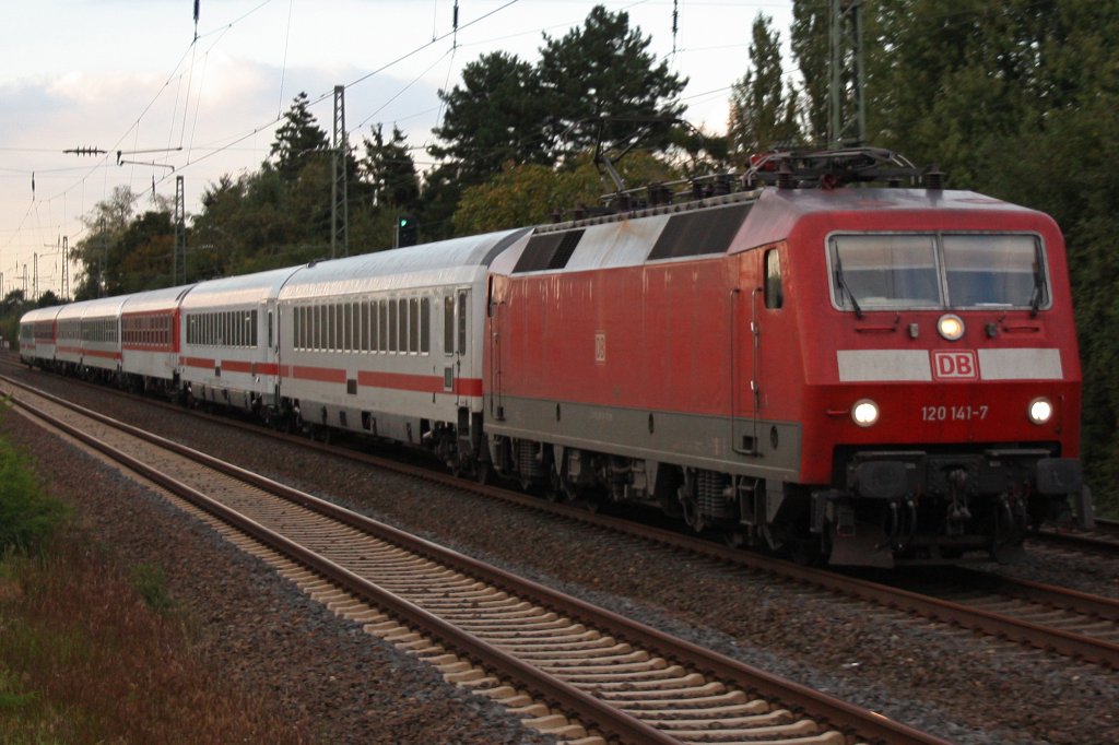 120 141 am 26.9.10 mit interessanter Wagenzusammenstellung in D�sseldorf-Angermund