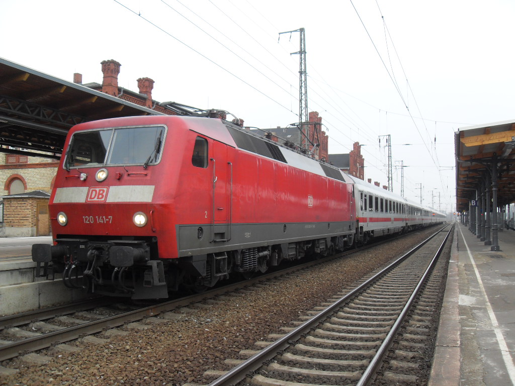 120 141 mit IC 144 am 01.02.2011 in Stendal.