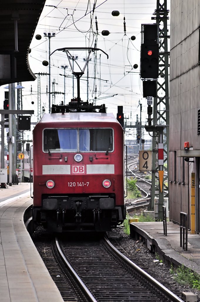 120 141 schiebt ihren IC aus dem Frankfurter/M Hbf Richtung S�den am 09.08.2010