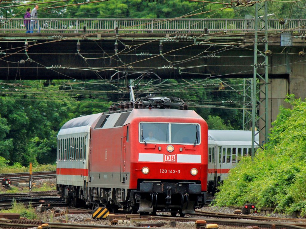 120 143-3 zieht am 13.07.2012 den IC von Aachen Hbf nach Berlin durch das Gleisvorfeld von Aachen West.