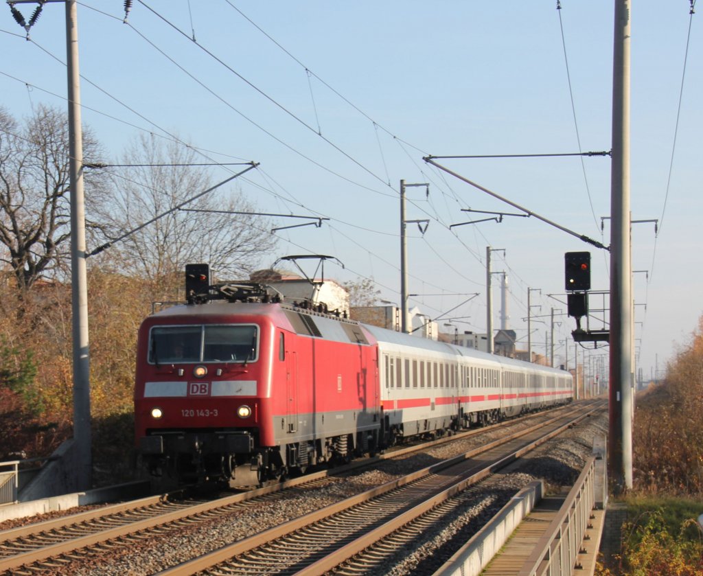 120 143 mit einen IC am Haken fhrt am 17.11.2012 durch Leipzig-Paunsdorf mit Ziel Leipzig(Hbf.).