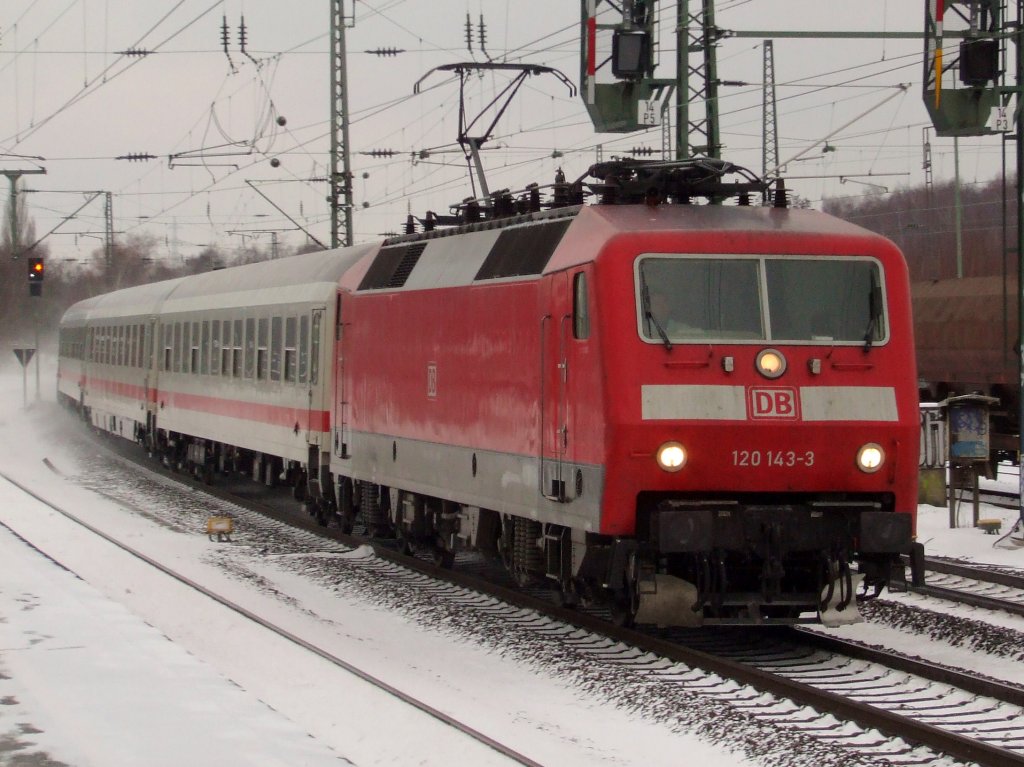 120 143 zieht am Mittag des 10.01.2010 einen IC aus Richtung Kln weiter in Richtung Norden, hier am Hp Bochum-Ehrenfeld.