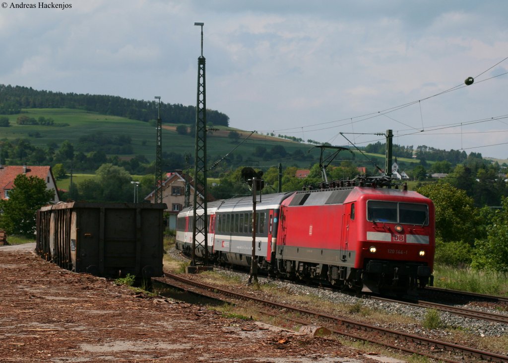 120 144-1 mit dem IC 187 (Stuttgart Hbf-Z�rich HB) bei Welschingen 29.5.10