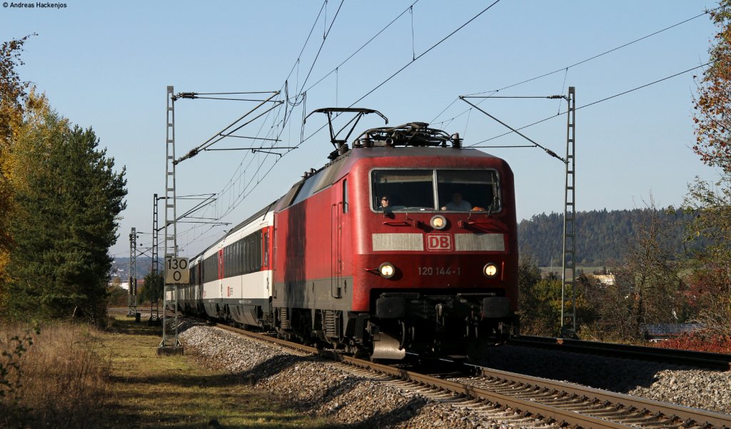 120 144-1 mit dem IC 187 (Stuttgart Hbf-Zrich HB) bei Neufra 23.10.11