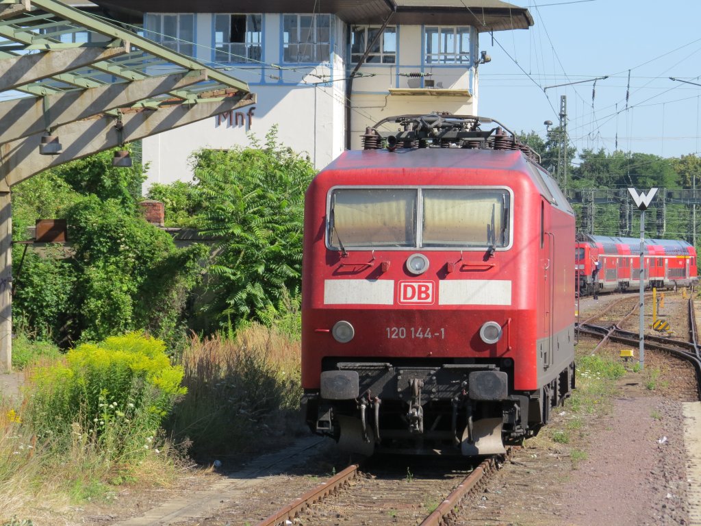 120 144 1 wartet im Vorfeld des Magdeburger HBF auf neue Aufgaben im Fernverkehr am  31.07.2013