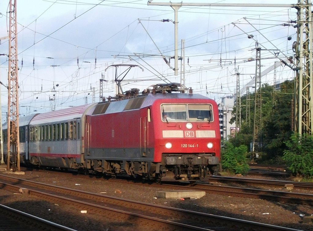 120 144 ist am 14.August 2011 mit dem EN 441 nach Wien West kurz vor der Hohenzollernbrcke in Kln-Deutz unterwegs.