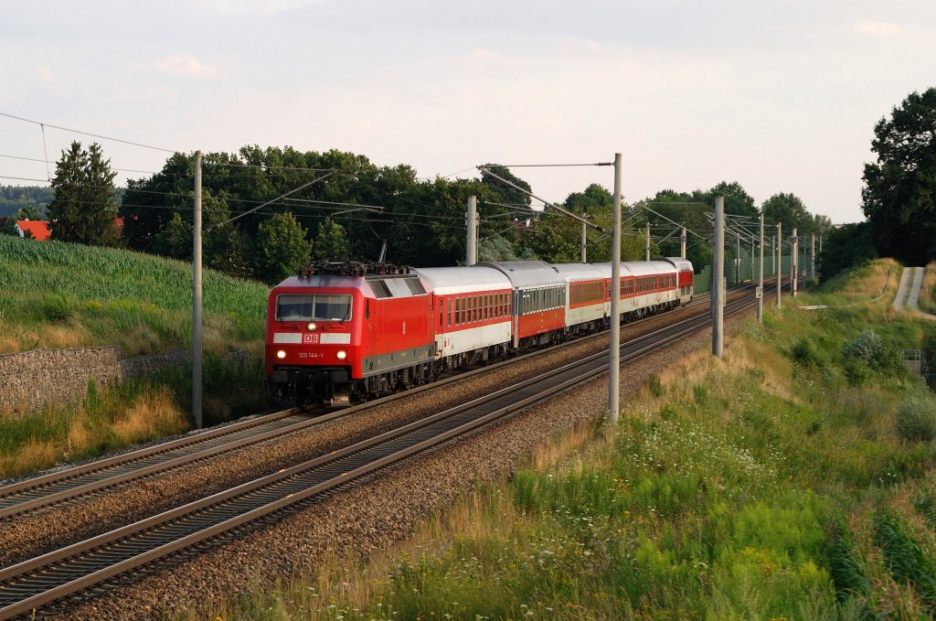 120 144 mit CNL 482 bei Petershausen (25.07.2010)