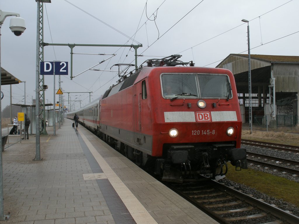 120 145 hielt mit IC 2357 Leipzig-Binz,am 13.April 2013,bei strmenden Regen in Zssow.