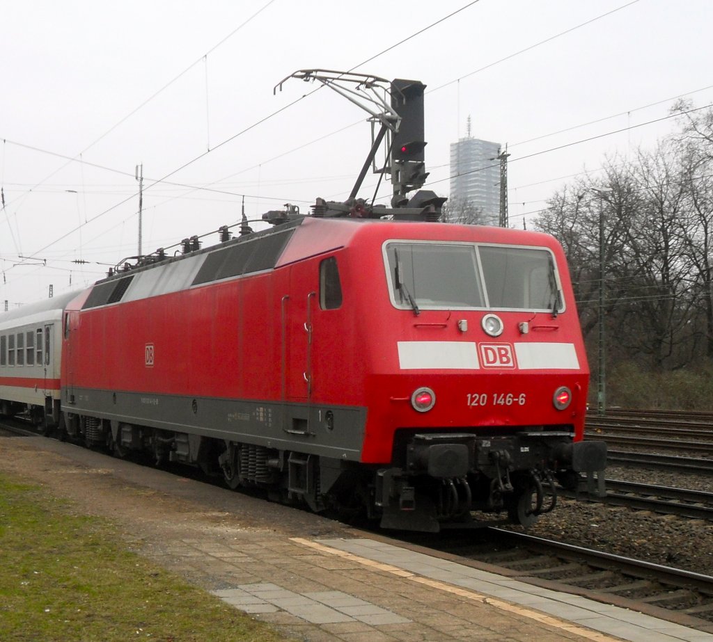 120 146-6 und eine ihrer Schwesterlokomotiven fuhren am 20.2.11 gemeinsam im Sandwich durch Kln West.