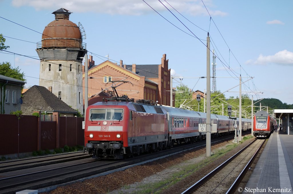 120 146-6 mit dem IC 1925 von Berlin S�dkreuz nach K�ln Hbf und den IC 1993 von Berlin S�dkreuz nach Stuttgart Hbf in Rathenow. Hinten schiebt noch die 101 071-9 mit und ab Hannover �bernimmt sie den IC 1993 und schiebt ihn weiter nach Stuttgart. 01.05.2011