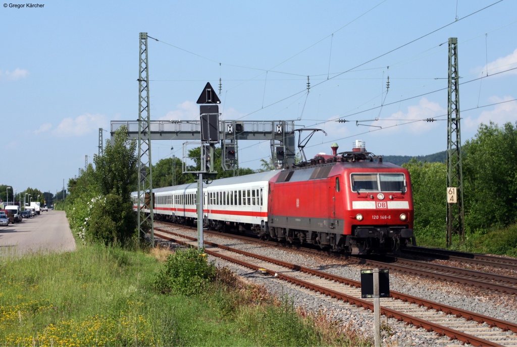 120 146-6 mit dem IC 2362 Stuttgart-Bruchsal-Karlsruhe an der sdlichen Signalbrcke des Bahnhofs Weingarten. Das Gleis ganz vorne ist das berholgleis, das im Sommer 2012 komplett saniert wurde. Aufgenommen in Weingarten (Baden) beim Bahnbergang Drnigstrae am 11.06.2013.