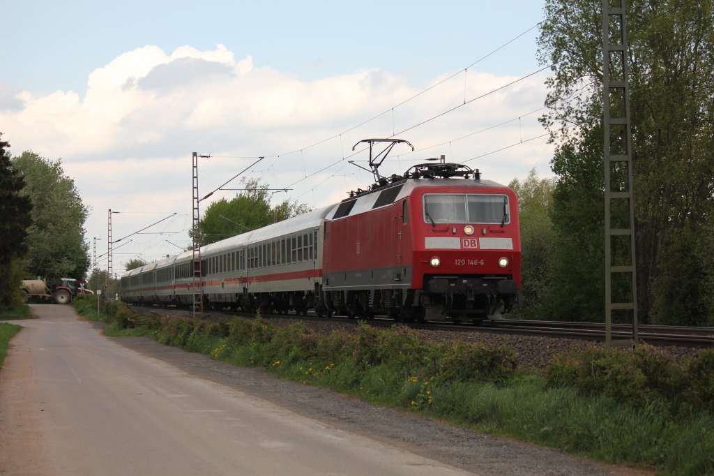 120 146 mit dem Freitags Einleger InterCity 2259 von K�ln nach Dresden. In Bonenburg bei Warburg Westfahlen.