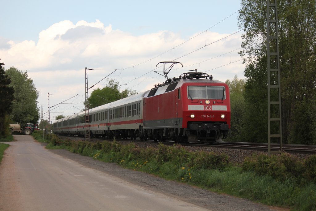 120 146 mit dem Freitags Einleger InterCity 2259 von Kln nach Dresden. In Bonenburg bei Warburg Westfahlen.