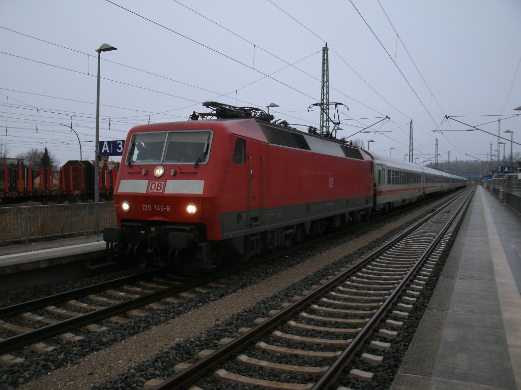 120 146 mit dem IC 2377 Binz-Frankfurt/Main,am 06.Januar 2013,in Bergen/Rgen.