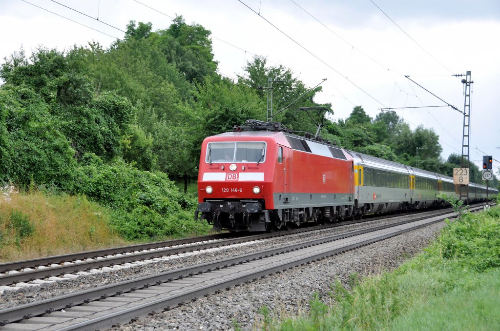 120 146 mit EC 6 auf dem Weg nach Dortmund aufgenommen in Bad Krozingen am 24.7.10