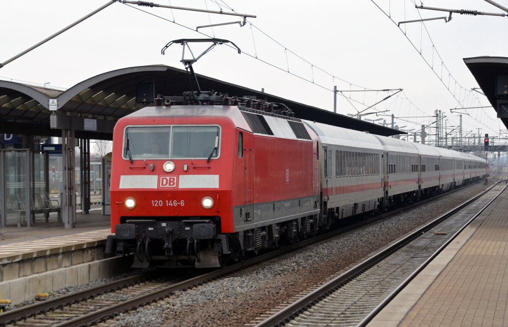 120 146 zog am 03.03.13 den Ersatz-IC 2819 fr den ausgefallenen ICE 1513 von Hamburg nach Leipzig. Hier hlt der Zug im Bahnhof Bitterfeld. Der Wagenpark bestand aus 12 Wagen.