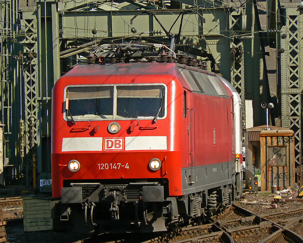 120 147-4 bei der Einfahrt in Kln Hbf am 06.04.2010
