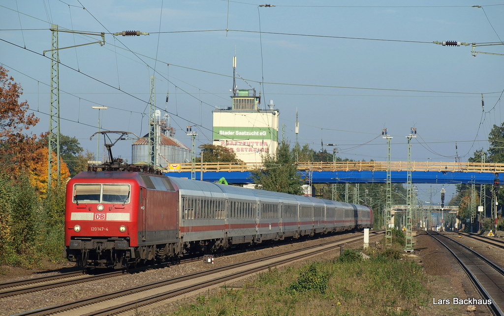 120 147-4 bringt am 10.10.10 den IC 2213 von Ostseebad Binz nach Stuttgart Hbf, hier bei der Durchfahrt in Tostedt. 