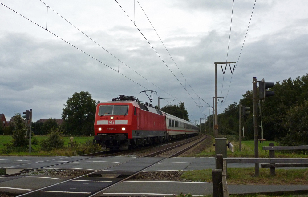 120 147-4 fuhr am 05.10.2012 mit dem IC 2332 von Norddeich Mole nach Kln, hier bei Eisinghausen.