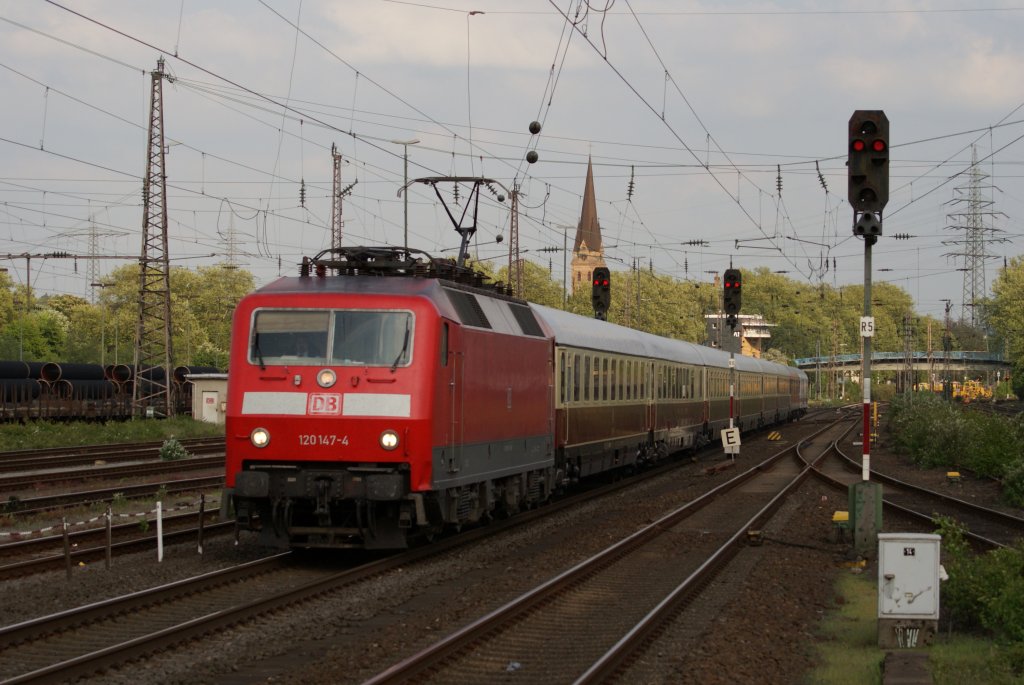 120 147-4 mit dem IC 1817 nach Kln Hbf in Mlheim Styrum am 16.05.2010 Leider ohne Sonne..